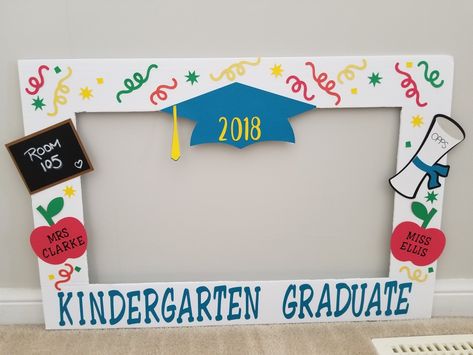 Preschool Graduation Photo Frame, Kindergarten Photo Frame, Photo Prop Frame Ideas, Graduation Photo Frame Prop, Graduation Photo Frame Ideas, Preschool Graduation Photo Booth, Graduation Photo Props Diy, Kindergarten Graduation Photo Booth, Graduation Frame Design