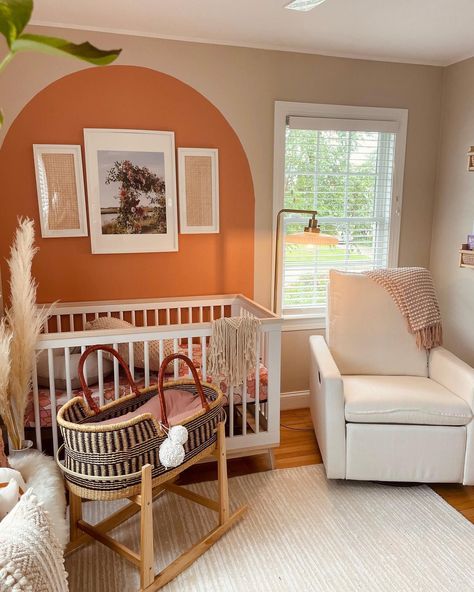 We are so excited to share this earth tone nursery with you because it’s absolute perfection! New mama Kelsey nailed this on-trend Bohemian nursery theme for her daughter, Winnie. Nursery Terracotta Green, Earth Themed Nursery, Retro Nursery Decor, Earth Toned Nursery, Earth Tone Nursery Girl, Fall Nursery Ideas, Nursery Earth Tones, Baby Boy Boho Nursery, Nursery Paint Ideas