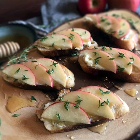 Apple, Honey and Blue Cheese Crostini with Fresh Thyme - The Virtual Caterer Mellow Mushroom Bruschetta Recipe, Blue Cheese Crostini, Mushroom Bruschetta Recipe, Blue Cheese Appetizers, Bruschetta Recipes, Blueberry Goat Cheese, Fall Appetizers Easy, Fall Appetizer, Roasted Olives