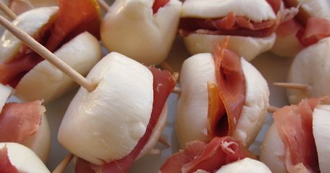 Antipasti   Mozzarelline con prosciutto     Ingredienti:    2 vaschette di bocconcini di mozzarella  prosciutto crudo  stuzzicadenti... Mozzarella Prosciutto, Finger Food Appetizers, Finger Food, Finger Foods, Mozzarella, Garlic, Pizza, Cheese, Pizzas