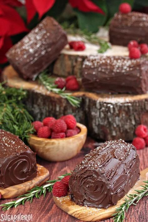 Chocolate Raspberry Cake Recipe, Yule Log Recipe, Yule Log Cake, Salted Caramel Cake, Holiday Baking Recipes, Chocolate Raspberry Cake, Log Cake, Yule Log, Delicious Treats