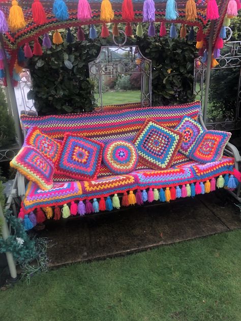 Boho Chic Decor Diy, Crochet Furniture, Granny Square Projects, Crochet Garden, Colourful Living Room Decor, Diy Fabric Jewellery, Crochet Carpet, Crochet Cushion Cover, Deco Boheme