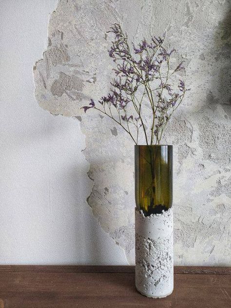 Cement Decorations Ideas, Concrete Vase, Cement Vase, نباتات منزلية, Cement Diy, Cement Art, Concrete Vases, Concrete Diy Projects, Wine Bottle Diy Crafts