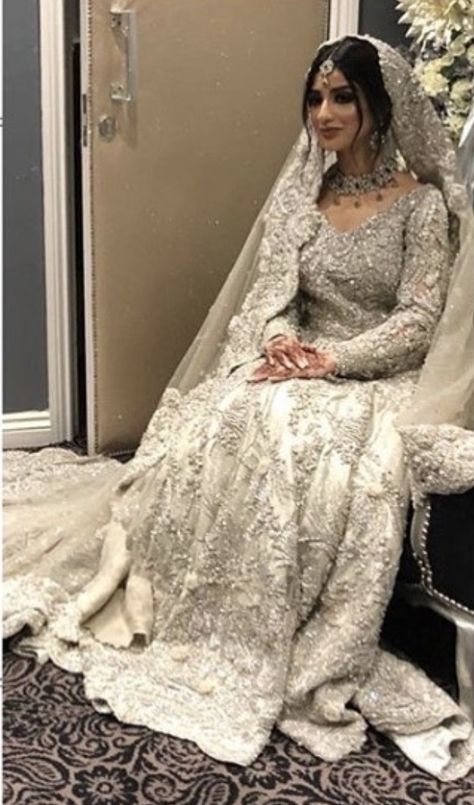 Average Wedding Dress Cost, Botas Outfit, Best Wedding Dress, Walima Dress, Desi Wedding Dresses, Nikkah Dress, Asian Wedding Dress, Asian Bridal Dresses, Bridal Dresses Pakistan