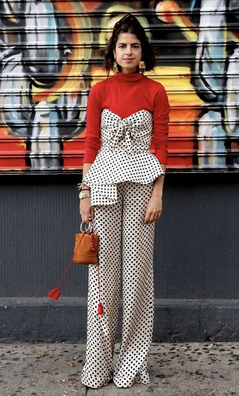 Professional Chic Outfits, Red Polka Dot Outfit, Italian Street Style Women, Street Style Women Casual, Elegance Outfit, Italian Fashion Street, Professional Chic, Polka Dot Blazer, Polka Dots Outfit