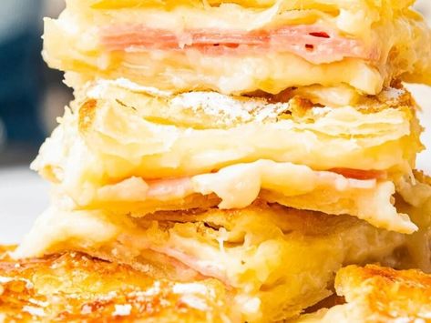 Baked Ham and Cheese Squares: A Crowd-Pleasing Recipe You’ll Love - NewsBreak Ham And Cheese Pie, Cheese Pie Crust, Fried Cheese Bites, Sausage Breakfast Muffins, Beer Cheese Dip Recipe, Chocolate Potato Chips, Cheese Squares, Potato Chip Cookies, Ham And Cheese Croissant