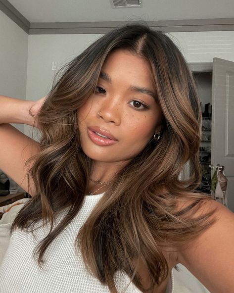 bronzy mushroom balayage on dark hair Spring Hair Color Trends, Hair Color For Brown Skin, Rambut Brunette, Black Hair Balayage, Brown Hair Looks, Brown Hair Inspo, Brunette Hair With Highlights, Spring Hair Color, Brunette Balayage Hair