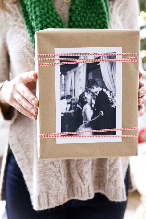 adorn packages with vintage family photos Gift Wrapping Anniversary, Gift Wrapping With Photos, Romantic Gift Wrapping Ideas, Anniversary Gift Wrapping Ideas, Creative Corporate Gifts, Modern Gift Wrap, Corporate Branded Gifts, Cute Gift Wrapping Ideas, Handmade Gifts For Boyfriend