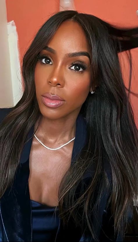 Part In Middle Hairstyles Black Women, Middle Part Long Hair Black Women, Corporate Hairstyles Women, Kelly Rowland Makeup, Kelly Rowland Hair, Posh Makeup, Middle Part Hairstyles, Sew In Hairstyles, Look Office