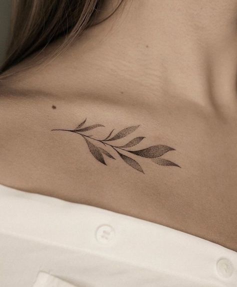 Laurel Tattoo, Blatt Tattoos, Leaf Tattoo, Boho Tattoos, Bone Tattoos, Petite Tattoos, Shoulder Tattoos For Women, Stylist Tattoos, Collar Bone Tattoo