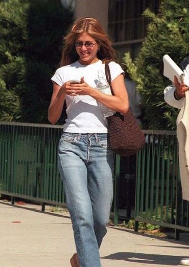 Model Off Duty Style 90s, Jennifer Aniston 90s, 90s Models Off Duty, Jennifer Aniston Friends, Model Off Duty Outfits, Rachel Green Outfits, Jennifer Aniston Style, Jenifer Aniston, Off Duty Outfits