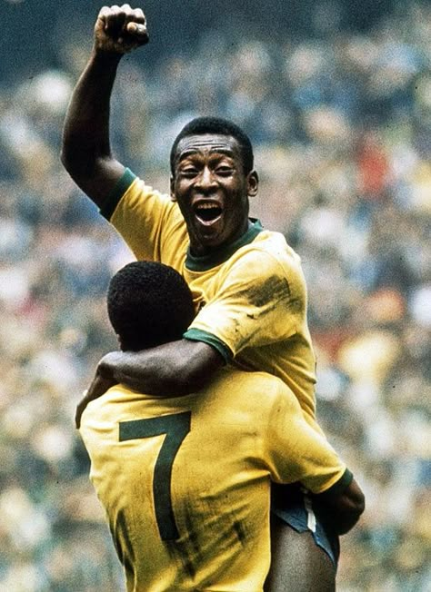 Pele celebrates as Brazil wins the 1970 World Cup. Van Basten, Brazil Football Team, Michel Platini, Bobby Charlton, Franz Beckenbauer, Brazil Football, Brazil World Cup, Good Soccer Players, Fotografi Digital