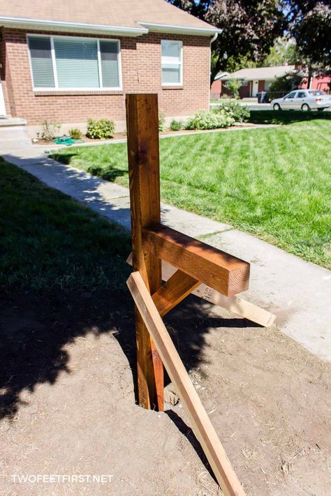 Do you need to update your mailbox? Here is how to install a new mailbox post to update your curb appeal. This little makeover will make ALL the difference! #twofeetfirst #curbappeal #diy Mailbox Makeover, Wooden Mailbox, Diy Mailbox, New Mailbox, Mailbox Design, Above Ground Pool Landscaping, Mailbox Post, Front Landscaping, Diy Flooring