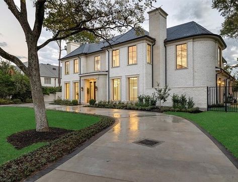 Modern French Chateau, Classic Entrance, Nice Aesthetic, Transitional Exterior, Nice Homes, Casa Country, Lots Of Windows, Transitional House, Home Magazine