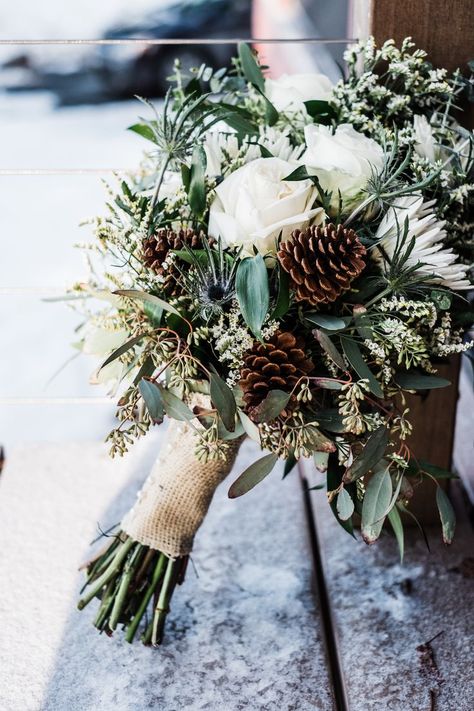 rustic winter wedding bouquet with white roses, eucalyptus and pine cones Winter Forest Wedding Decor, Pinecone Wedding Decorations, Bouquets Eucalyptus, Christmas Wedding Bouquets, Rustic Winter Wedding, Winter Wedding Bouquet, Winter Wedding Decorations, Winter Wedding Flowers, Winter Bride