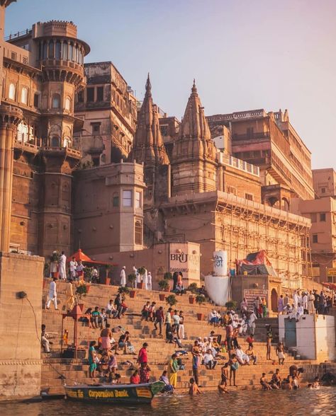 Uttar Pradesh on Instagram: “The #DarbhangaGhat is used to perform the religious rites related to the demise of a loved one. The #ghat is placed near a huge building,…” Huge Building, India Street, India Poster, Temple India, Indian Temple Architecture, Perspective Drawing Architecture, Earth Pictures, India Culture, India Photography