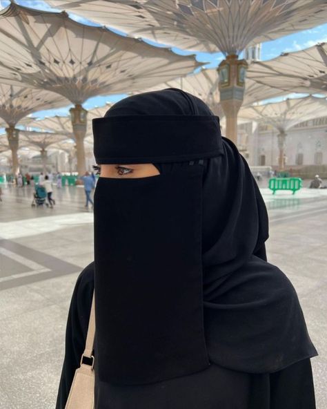 Saudi Niqab Aesthetic, Nikab Pic, Niqab Aesthetic Photography, Niqabi Girl Aesthetic, Saudi Niqab Style, Nikab Girl, Arabian Niqab, Burqa Aesthetic, Arabic Niqab