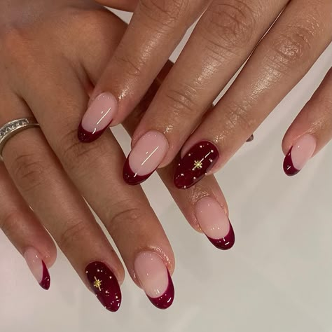 Short Red Wine Nails With Gold Burgundy Nails New Years, Winter Nails Burgundy And Gold, Burgundy Christmas Nails Almond, Xmas And Nye Nails, Burgundy Nail Designs Christmas, Burgundy Manicure Ideas, Red Ombre Nails With Design, Prom Nails Burgundy Dress, Maroon Glitter French Tip Nails