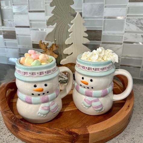 Snowman Cup, Winter Pottery, Christmas Mug Design, Thanksgiving Cups, Snowman Cups, Christmas Coffee Cups, Uno Cards, Christmas Cups, Christmas Basket