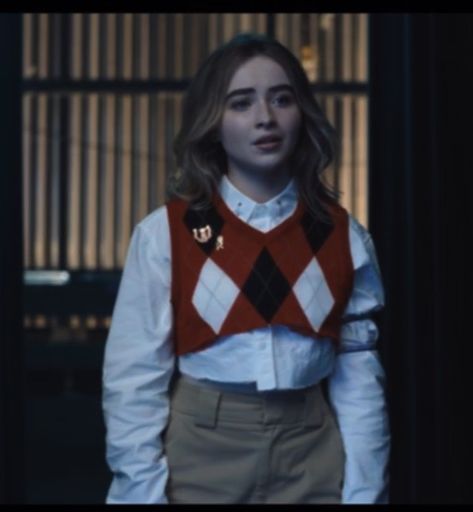 Sabrina Carpenters outfit from the Netflix movie “Work it”    outfit - Sabrina - Carpenter - Sabrina Carpenter - layers - fashion - Work it - Netflix - preppy - dress shirt - button down - vest - shirt and west Sabrina Carpenter Movies, Sabrina Carpenter Style, Sabrina Carpenter Outfits, Campus Outfit, Carpenter Work, Preppy Dresses, Celebrity Style Red Carpet, Movies Outfit, Y2k Aesthetic Outfits