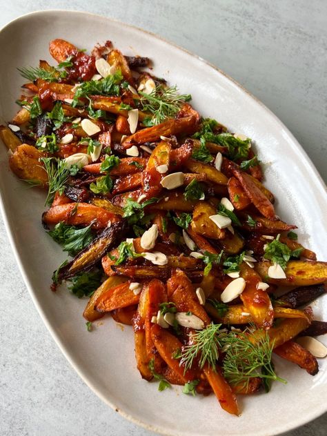 Roasted Carrot Salad Recipes, Roast Carrot Salad, Harissa Roasted Carrots, Vegan Roasted Carrots, Low Calorie Carrot Recipes, Harissa Carrots, Carrot Chickpea, Harissa Recipe, Carrots Roasted