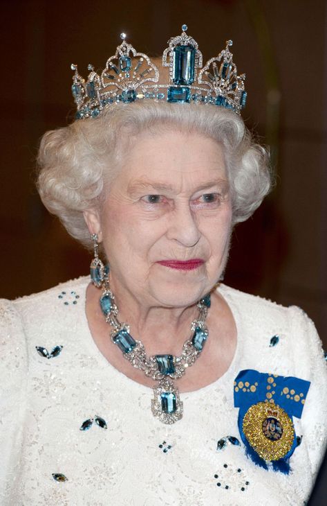 Queen Elizabeth’s Tiaras: Photos and History of her Most Lavish Tiaras – WWD Princesa Clash Royale, Queen Elizabeth Tiaras, The Queen Of England, Herzogin Von Cambridge, Rainha Elizabeth Ii, Elizabeth Jewelry, Reine Elizabeth Ii, Reine Elizabeth, Elisabeth Ii