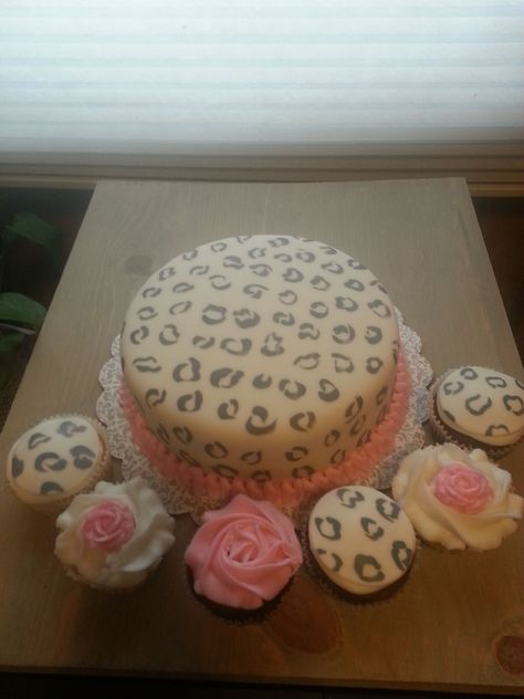 Leopard Cupcakes, Leopard Cake, Leopard Party, Sweet Ideas, Leopard Spots, Snow Leopard, Cake Creations, Kids Cake, 4th Birthday