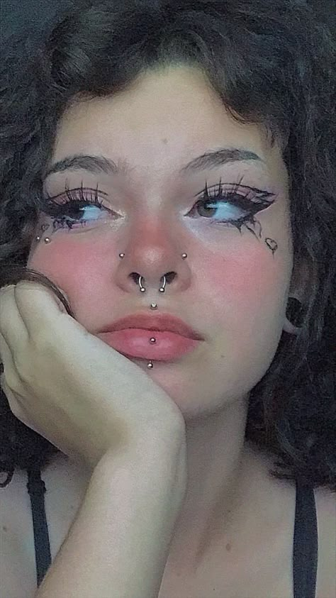 Pretty Facial Piercings, Facial Piercing Ideas, Cute Facial Piercings, Piercing No Rosto, Eyeliner Types, Paznokcie Hello Kitty, Double Nose Piercing, Vertical Labret, Cute Nose Piercings