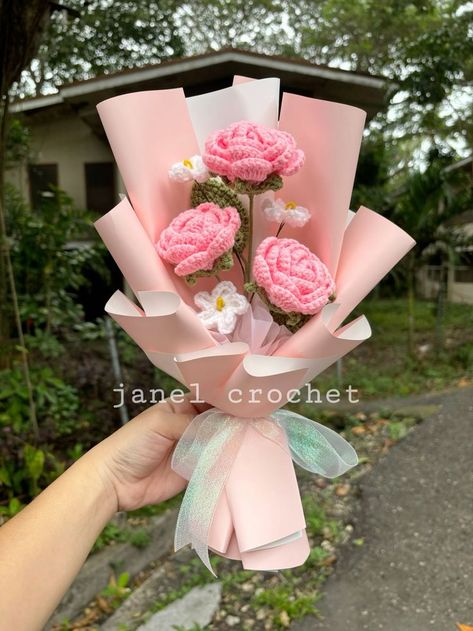 Crochet Rose Flower Bouquet, Pink Rose Crochet Bouquet, Pink Crochet Flower Bouquet, Crochet Flower Bouquet Ideas, Pink Crochet Bouquet, Crochet Bouquet Ideas, Crochet Bouquet Flowers Free Pattern, Crochet Roses Bouquet, Bouquet Of Flowers Crochet