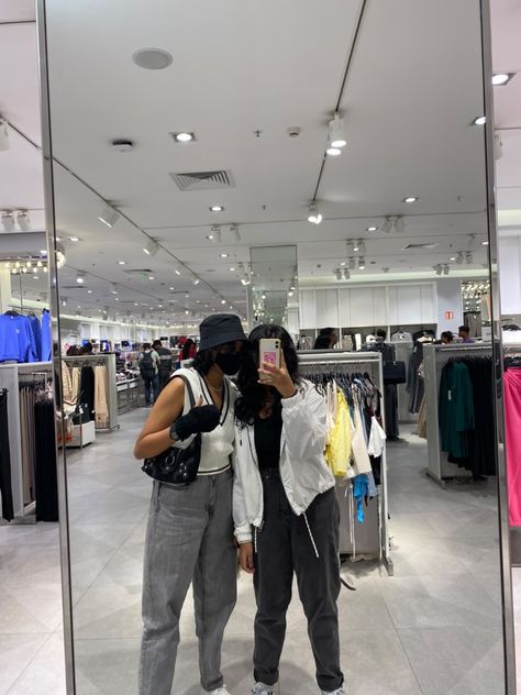 Shopping Mall Photo Ideas, Mall Photo Ideas, Mall Outfit, Best Snapchat, Instagram Creative Ideas, Self Portrait Poses, Bestie Goals, Mirror Photo, Friend Poses