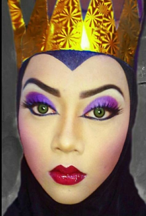 Queen of Luna Disney The Evil Queen Evil Queen Makeup Halloween, Evil Queen Halloween Decorations, Halloween Costumes Evil Queen, Queen Grimhilde Makeup, Evil Queen Costume Snow White, Snow White Evil Queen Costume, Evil Queen Costume Diy, Evil Queen Snow White Makeup, Evil Queen Makeup Tutorial