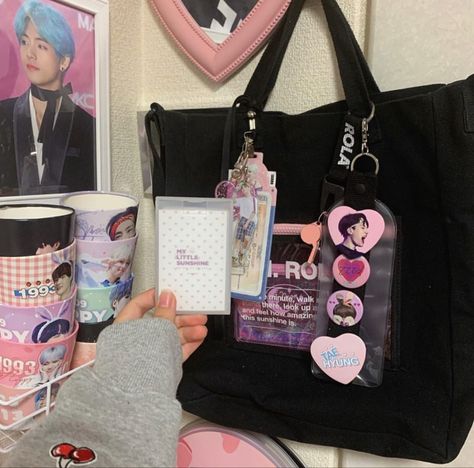 K Pop Merch Aesthetic, Kpop Merch Aesthetic, Mochila Kpop, Funny Yugioh Cards, School Bag Essentials, Inside My Bag, 일본 패션, Bts Merch, Korean Aesthetic