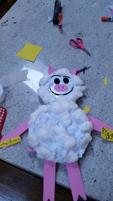 Piggy disguised as a snowman. Kindergarten book project. Snowman Disguise Project, Disguise A Snowman Project Ideas, Disguise A Snowman, Doc Mcstuffins Party, Kindergarten Projects, Kindergarten Books, Early Education, Classroom Crafts, Science Fair