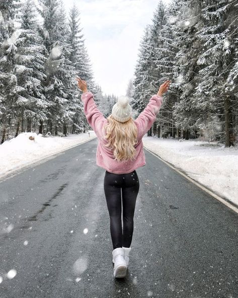 Chill Rainy Day Outfit, Outfit For Pregnant Women, Outfit Black Women Summer, Snow Senior Pictures, Job Interview Outfit For Women, Rainy Day Outfit Black Women, Outfit For Black Women, Winter Portraits Photography, Winter Senior Pictures