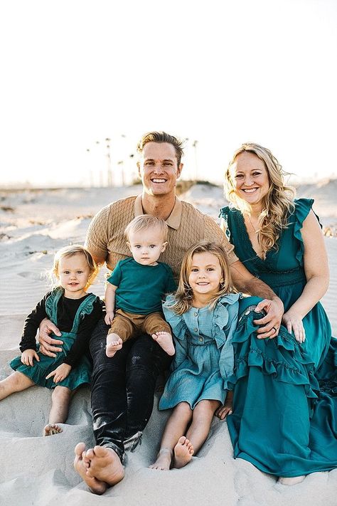 Family Beach Pictures Outfits, Beach Photoshoot Family, Beach Picture Outfits, Family Photography Outfits, Family Beach Session, Outfit Ideas Beach, Family Photo Colors, Fam Pics, Family Photoshoot Poses