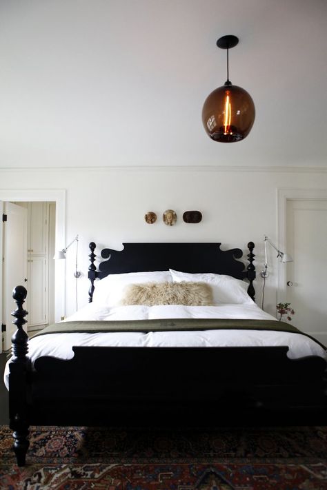 vintage black bed with white walls Craftsman Bedroom Ideas, Eclectic Bed, Modern Victorian Design, Frames Bedroom, Modern Victorian Decor, Modern Victorian Home, Victorian Home Ideas, Modern Victorian Homes, Vintage Bedroom Ideas