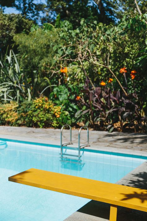 Modern Pool Area, Mid Century Modern Pool, Mid Century Modern Backyard, Mid Century Pool, Italian Mansion, Midcentury Modern House, Newport Beach House, Pool Photography, Diving Board