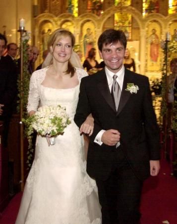 Ali Wentworth and George Stephanopoulos married in 2001 Ali Wentworth, George Stephanopoulos, Celebrity Weddings, Sleeveless Wedding Dress, Weddings, Wedding Dress, Celebrities