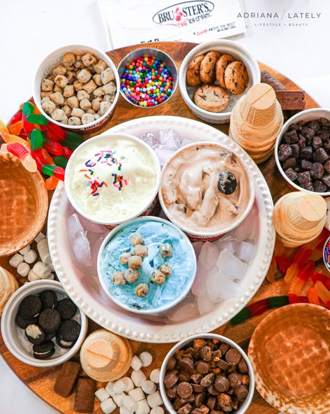 Sundae Charcuterie Board, Brusters Ice Cream, Ice Cream Toppings Ideas, Sundae Board, Ice Cream Sundae Bar Ideas, Sundae Bar Ideas, Movie Night Desserts, Ice Cream Party Ideas, Ice Cream Cones Recipe