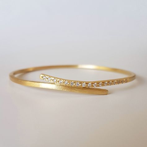 Bangle Bracelets Gold Simple For Women, Gold Bracelet Simple, Diamond Bracelet Design, 18k Gold Bracelet, Jewelry Bracelets Gold, Diamond Bangles Bracelet, Gold Ring Designs, Bangles Jewelry Designs, Bracelets Gold Diamond