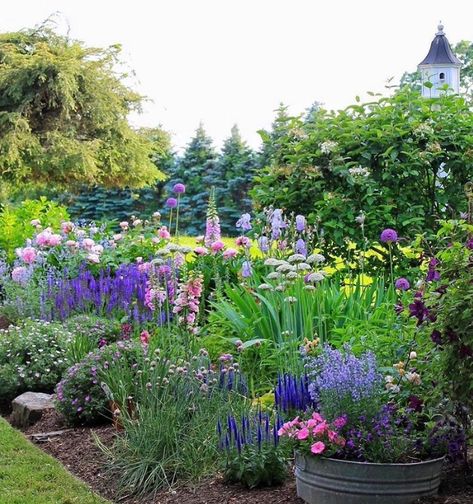 Castle Cottage, New England Garden, Tattoo Plant, Old Castle, Cottage Garden Design, English Cottage Garden, Fine Gardening, Romantic Garden, Garden Tours