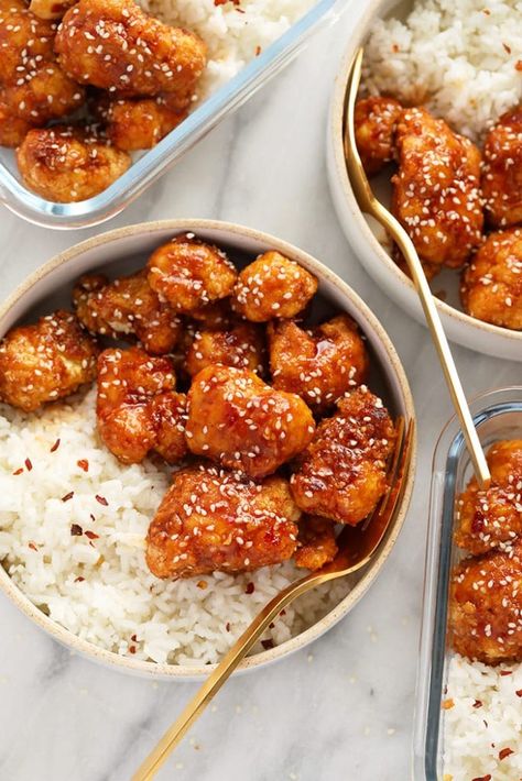 General Tso's Cauliflower (vegetarian meal-prep idea) - Fit Foodie Finds Recipes Under 400 Calories, Fat Loss Recipes, General Tso's Cauliflower, Veggie Meal Prep, Fitness Meal Prep, Fit Foodie Finds, Vegetarian Meal Prep, General Tso, Easy Vegetarian Lunch