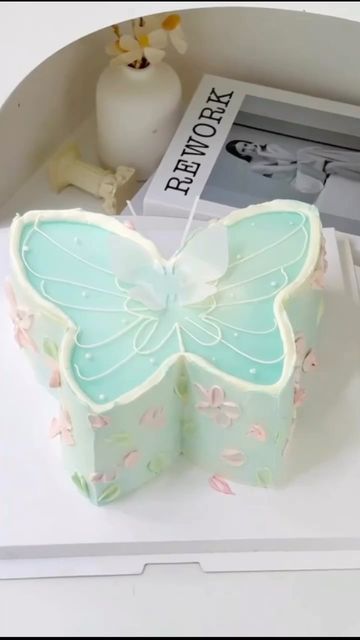 Sharing beautiful pastry and dessert on Instagram: "Butterfly cake" Cake Decoration Tutorial, Tinkerbell Birthday Cakes, Cake Mango, Birthday Cake Alternatives, Butterfly Cake Decorations, Sunflower Cake, Baby Birthday Party Theme, Butterfly Birthday Cakes, Jello Cake