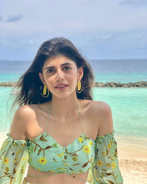 Beauty Sanjana Sanghi celebrated her Birthday in Maldives 💖 Maldives Pictures, Sanjana Sanghi, Child Artist, Celebrities Photos, Artists For Kids, Tv Actors, Bollywood Actors, Bollywood Movies, Current Affairs