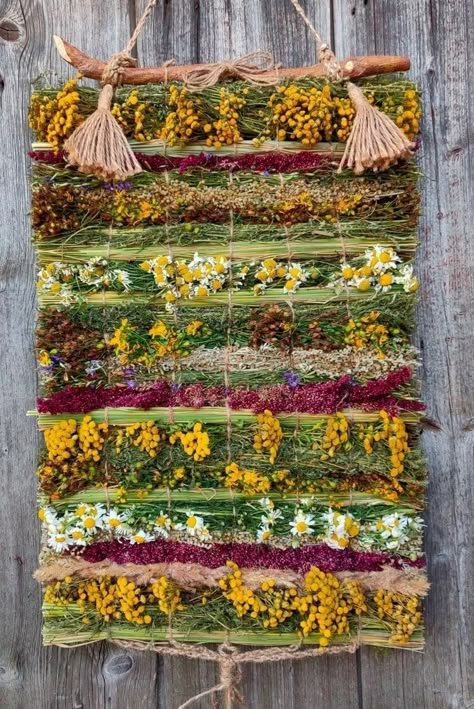 Art Drying Rack, Fleurs Art Nouveau, Weaving Loom Projects, Garden Idea, Dried Flower Wreaths, Pressed Flower Art, Weaving Projects, Deco Floral, Nature Crafts