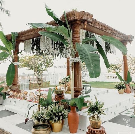 Indian Outdoor Wedding Decor, Hindu Wedding Decorations, Indian Wedding Stage, Small Wedding Decor, Mandap Design, Wedding Stage Decor, Wedding Entrance Decor, Desi Wedding Decor, Mandap Decor