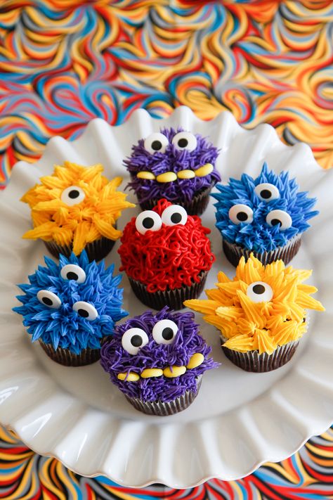 Emily's can make these as monster themed donuts with your choice of colors and face design. Kid Cupcakes, Monster Cupcakes, Cupcakes Decorados, Monster Cake, Monster Birthday Parties, Cupcake Designs, Monster Birthday, Cute Cupcakes, Googly Eyes