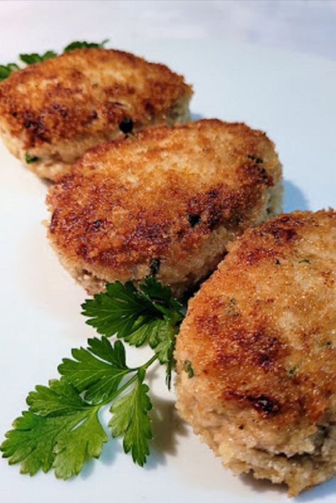 Golden breaded pork patties, 3 in a row garnished with  fresh parsley Pork Patties Recipes, Pork Patties, Ham Dishes, Food Recipes Easy, Running Mom, Fried Pork, White Meat, My Stuff, Frying Pan