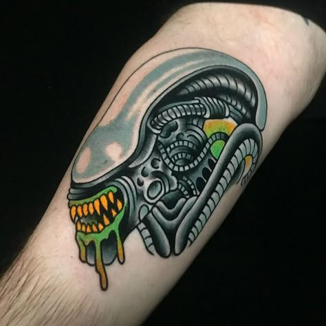 Alien Tattoo Xenomorph, Terminator Tattoo, Monster Tattoo, H.r. Giger, Movie Tattoo, Movie Tattoos, King Tattoos, Traditional Tattoo Sleeve, Hand Tats