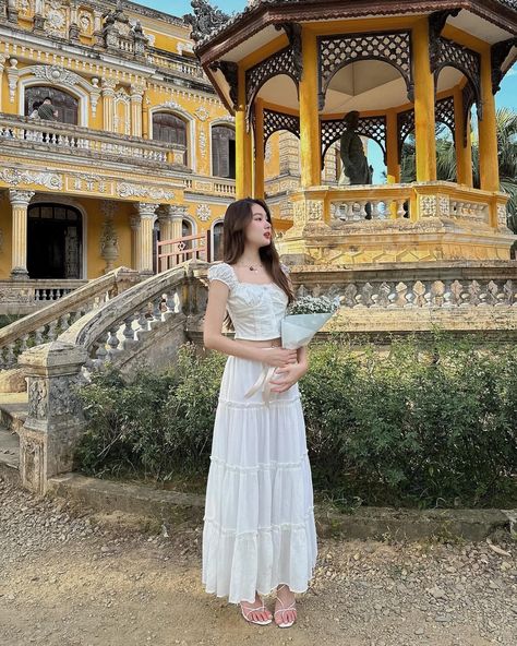 Oat Outfit Ideas, White Long Skirt Outfit Ideas, Modest Outfits Dresses, Long Skirt Outfits Korean, Skirt Outfits Korean, Rome Outfits, Skirt Ootd, White Skirt Outfits, White Long Skirt